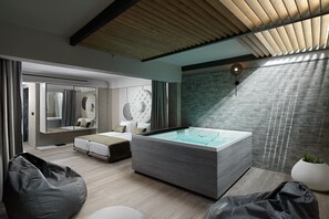 Semiground Patio Room with Hot Tub | Área de sala de estar | Smart TV de 40 pulgadas con canales vía satélite y televisión 