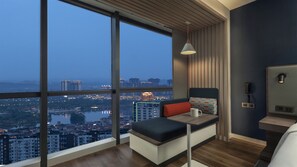 ห้องสแตนดาร์ด, เตียงคิงไซส์ 1 เตียง, วิวแม่น้ำ (Extra Floor Space) | มินิบาร์, ตู้นิรภัยในห้องพัก, โต๊ะทำงาน, พื้นที่ทำงานแบบใช้แล็ปท็อป