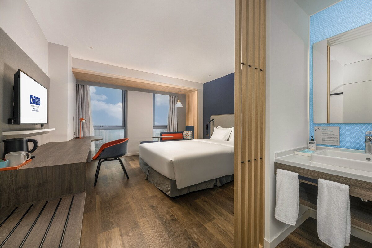 Minibar, két bảo mật tại phòng, bàn 