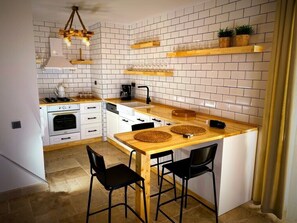 Fridge, microwave, oven, stovetop - Villa Kite: Cozy 2-bed retreat with infinity pool (LaVanta, Kas)