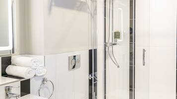 Shower, rainfall showerhead, free toiletries, hair dryer