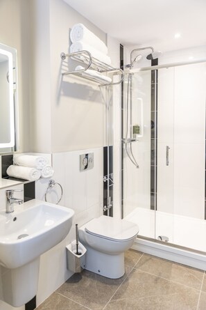 Dusche, Regendusche, kostenlose Toilettenartikel, Haartrockner