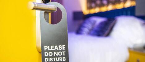 Puerta de una habitación de hotel con un cartel que dice 'NO MOLESTAR'.