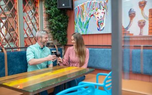 3 restoran, makan tengah hari, makan malam dihidangkan; masakan Irish