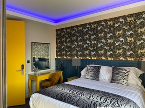 Dihias secara berasingan, dilengkapkan perabot secara berasingan, meja 