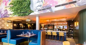 3 restaurants servant le déjeuner et le dîner, plats Cuisine irlandaise