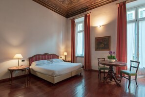 Habitación clásica con 1 cama matrimonial o 2 individuales | Escritorio, espacio para trabajar con laptop y wifi gratis