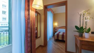 Classic-Doppel- oder -Zweibettzimmer | Schreibtisch, laptopgeeigneter Arbeitsplatz, kostenloses WLAN