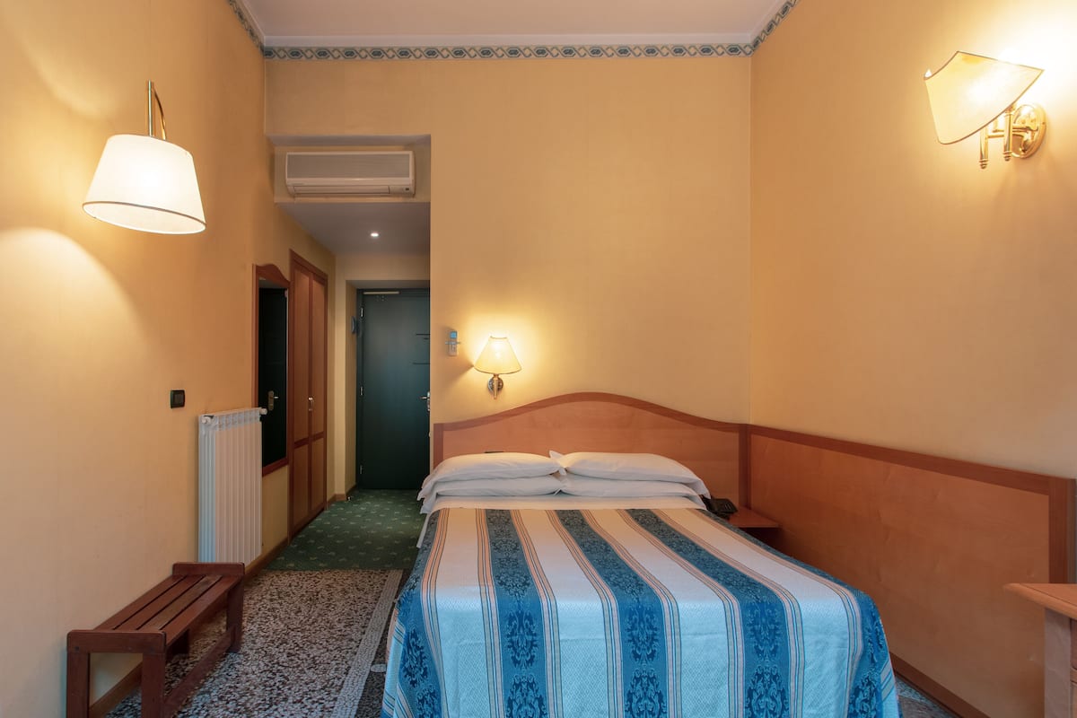 Economy kamer, 1 tweepersoonsbed | Een bureau, een laptopwerkplek, gratis wifi, beddengoed