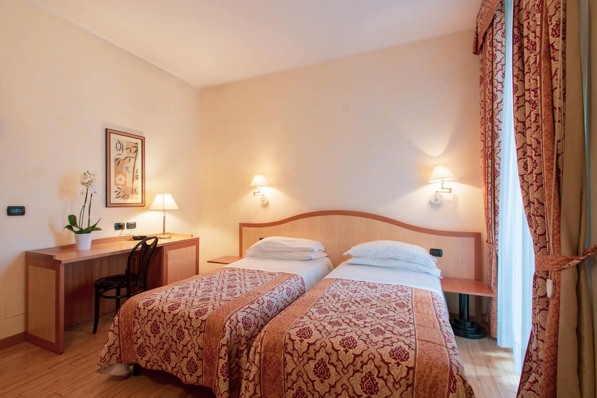 Klassieke kamer, 1 twee- of 2 eenpersoonsbedden | Een bureau, een laptopwerkplek, gratis wifi, beddengoed