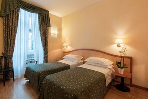 Desk, laptop workspace, free WiFi, bed sheets - Hotel Bologna (Turin)