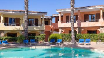 Útilaug sem er opin hluta úr ári, sólhlífar, sólstólar