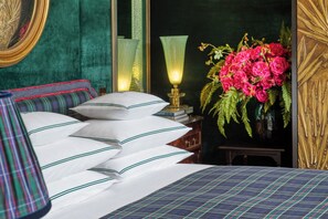 Egyptian cotton sheets, premium bedding, Tempur-Pedic beds, minibar - 100 Princes Street (Edinburgh)