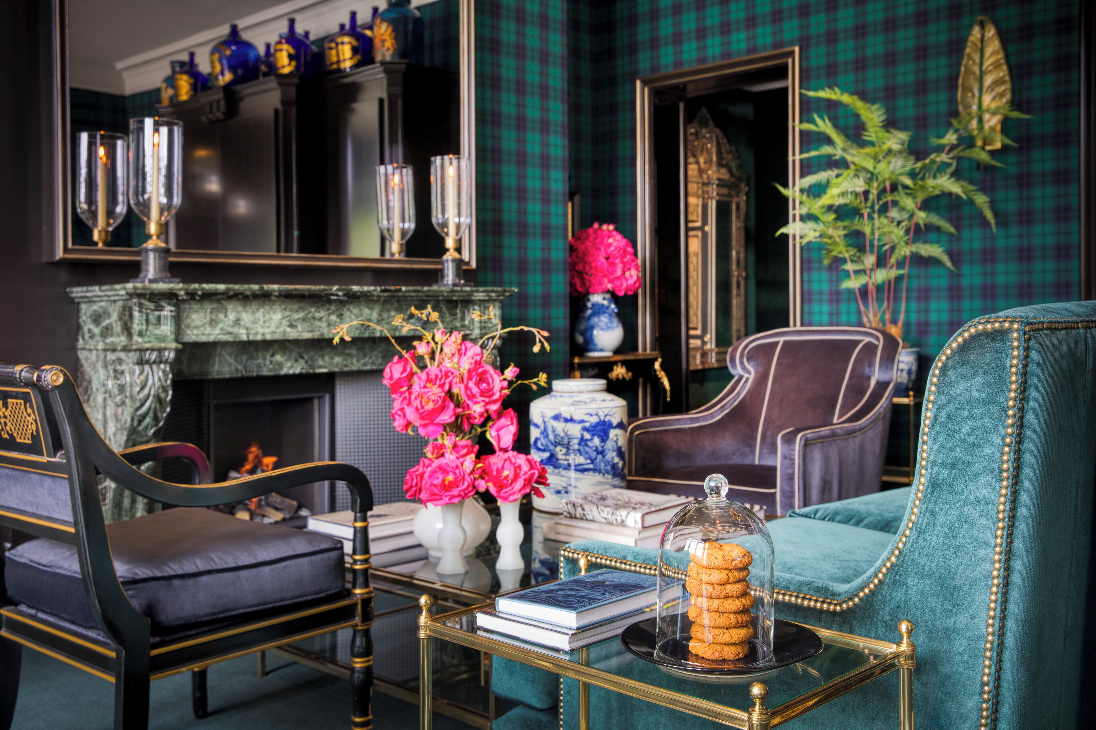 Signature Suite (91) Archibald) | Egyptian cotton sheets, premium bedding, Tempur-Pedic beds, minibar