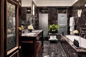 Designer toiletries, hair dryer, bathrobes, slippers - 100 Princes Street (Edinburgh)