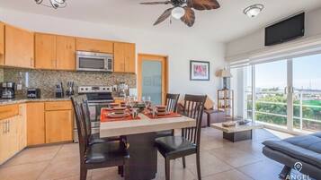 Frigorífico, microondas, horno y placa de cocina