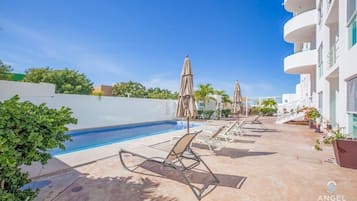 Outdoor pool, sun loungers
