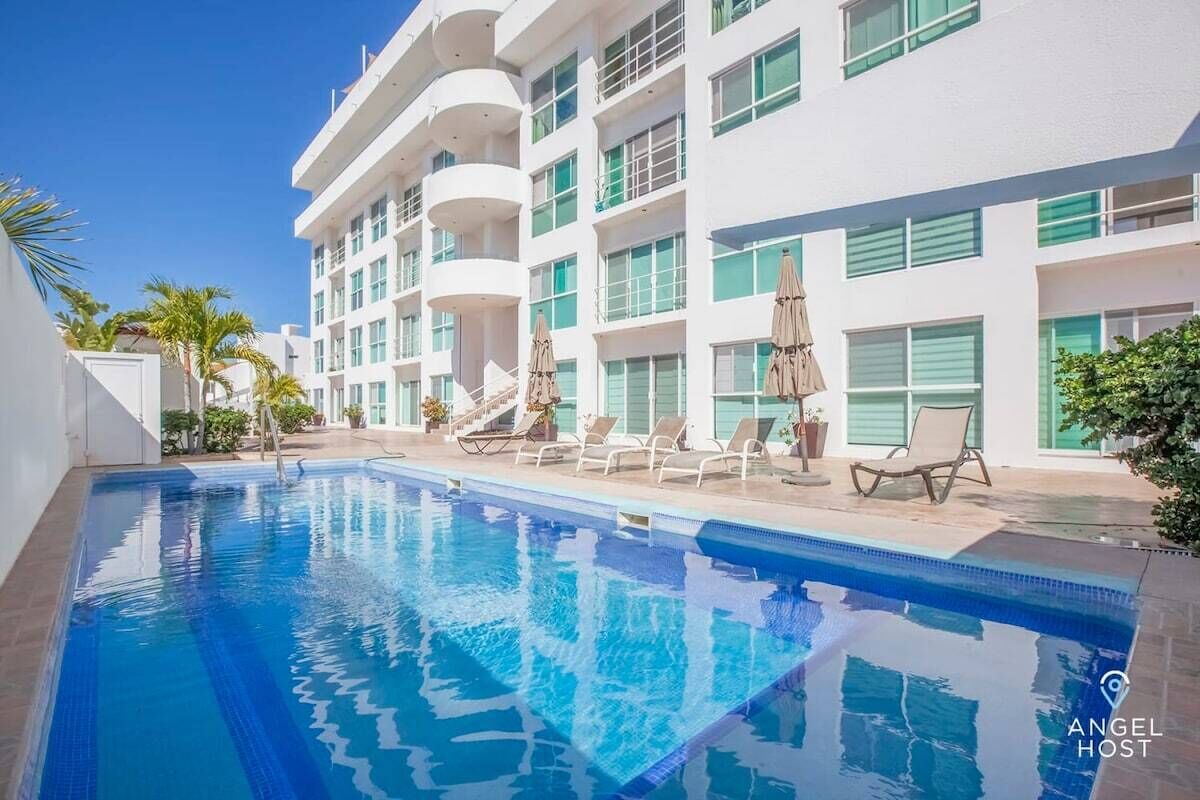 Piscine extérieure, chaises longues