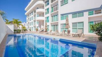 Piscine extérieure, chaises longues