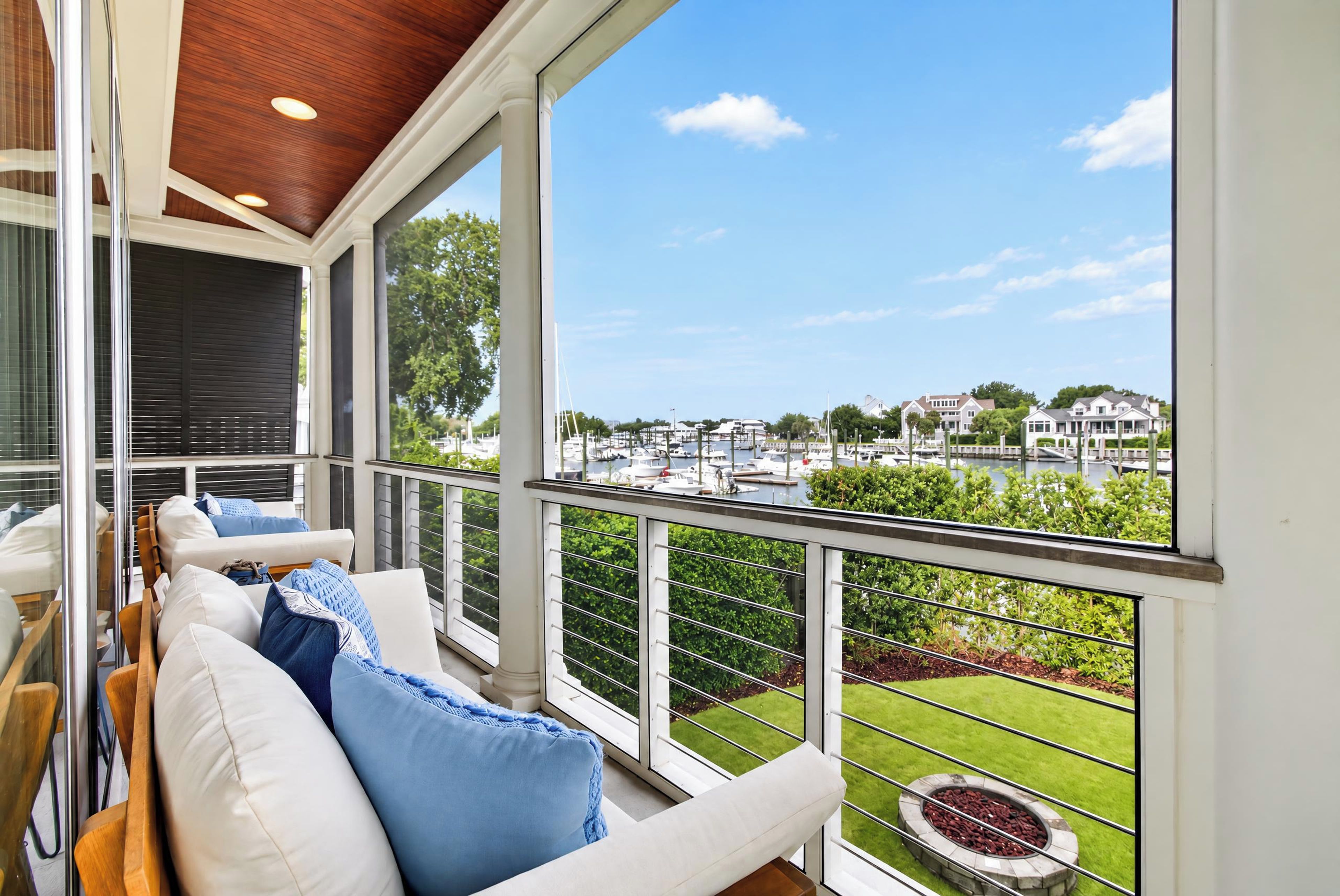 Un balcon donnant sur une marina et sur des maisons.