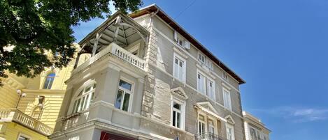 المنشأة من الخارج