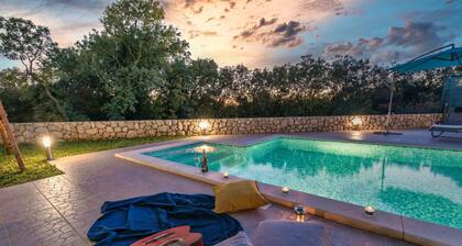 New villa, fully fenced, private garden, pool, 4 km from the beach