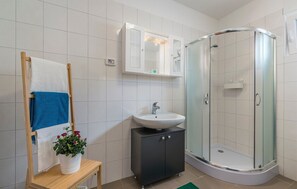 Shower, hair dryer, bidet, towels - New villa, fully fenced, private garden, pool, 4 km from the beach (Brgod)