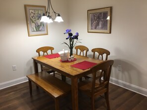 Dining - American Charm • King Bed & Kitchen Downtown (Cleveland)