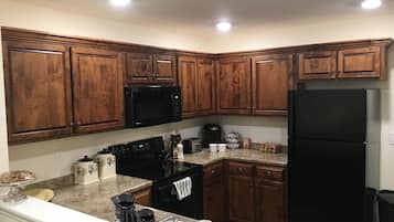 Mikrowelle, Geschirrspüler, Wasserkocher mit Kaffee-/Teezubehör