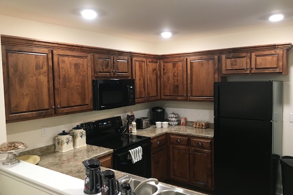 Mikrowelle, Geschirrspüler, Wasserkocher mit Kaffee-/Teezubehör