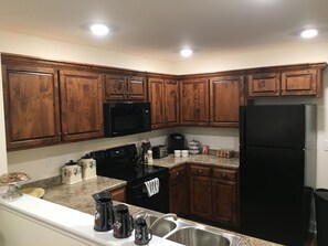 Microwave, dishwasher, coffee/tea maker, cookware/dishes/utensils - American Charm • King Bed & Kitchen Downtown (Cleveland)