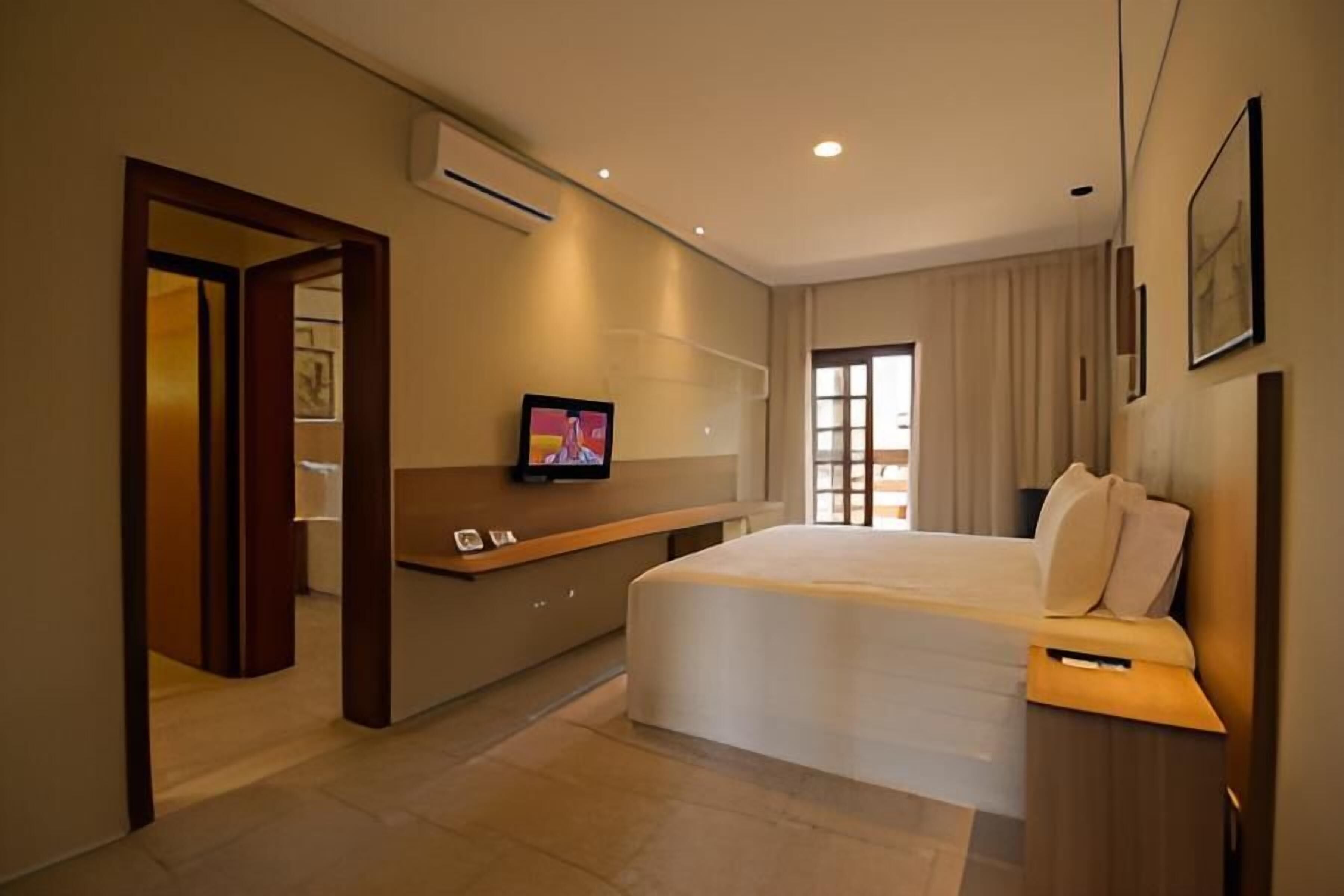 Ropa de cama de alta calidad, colchones con pillow-top y minibar 