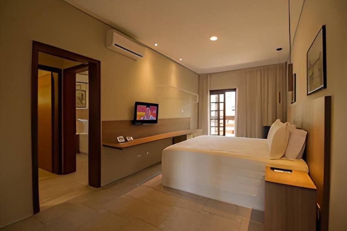 Ropa de cama de alta calidad, colchones con pillow-top y minibar