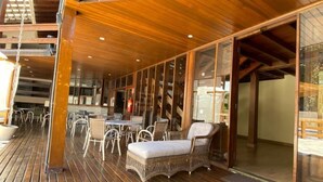 Um deck de madeira com área de estar externa e escada.