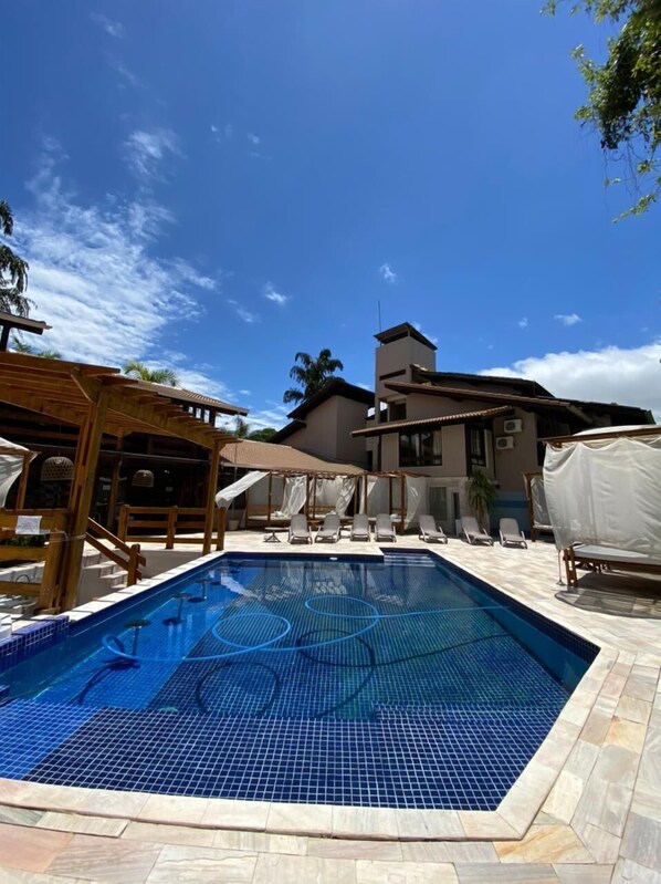 Innenpool, Außenpool, Sonnenschirme, Liegestühle