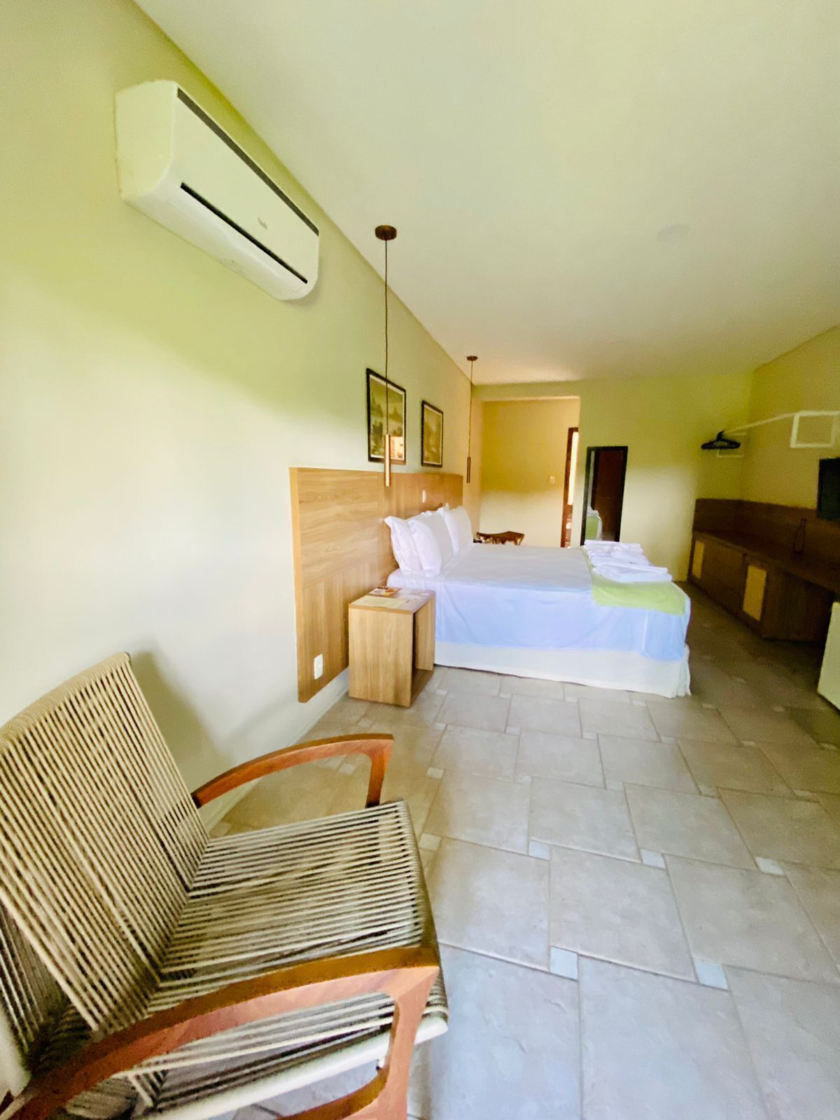 Ropa de cama de alta calidad, colchones con pillow-top y minibar 