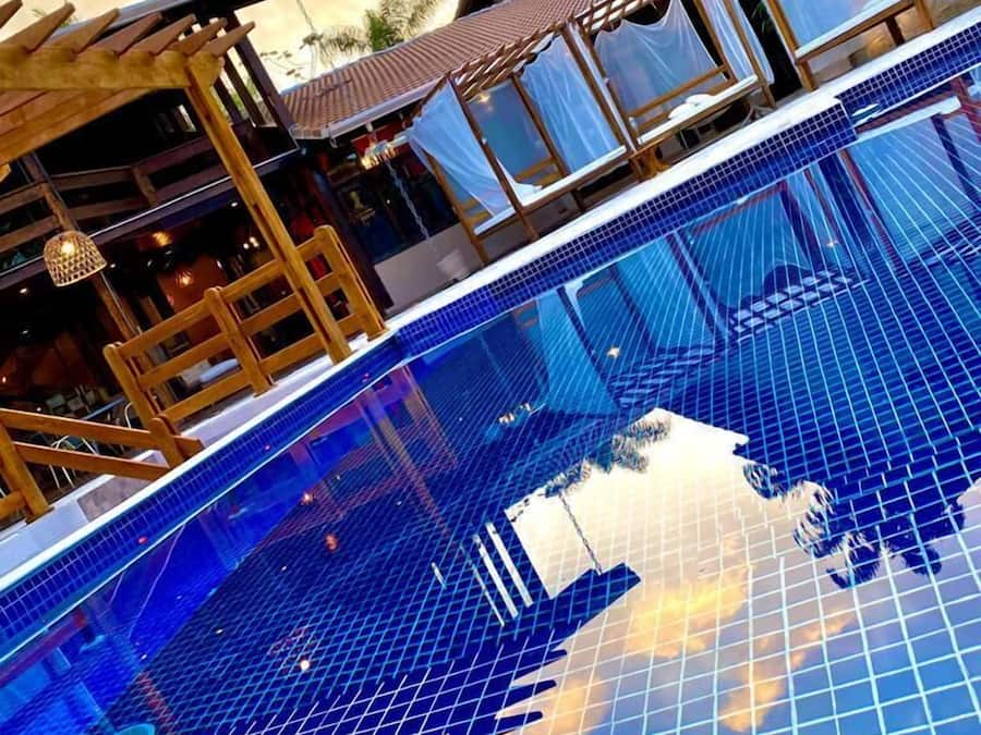 Piscina coperta, piscina all'aperto, ombrelloni da piscina, lettini