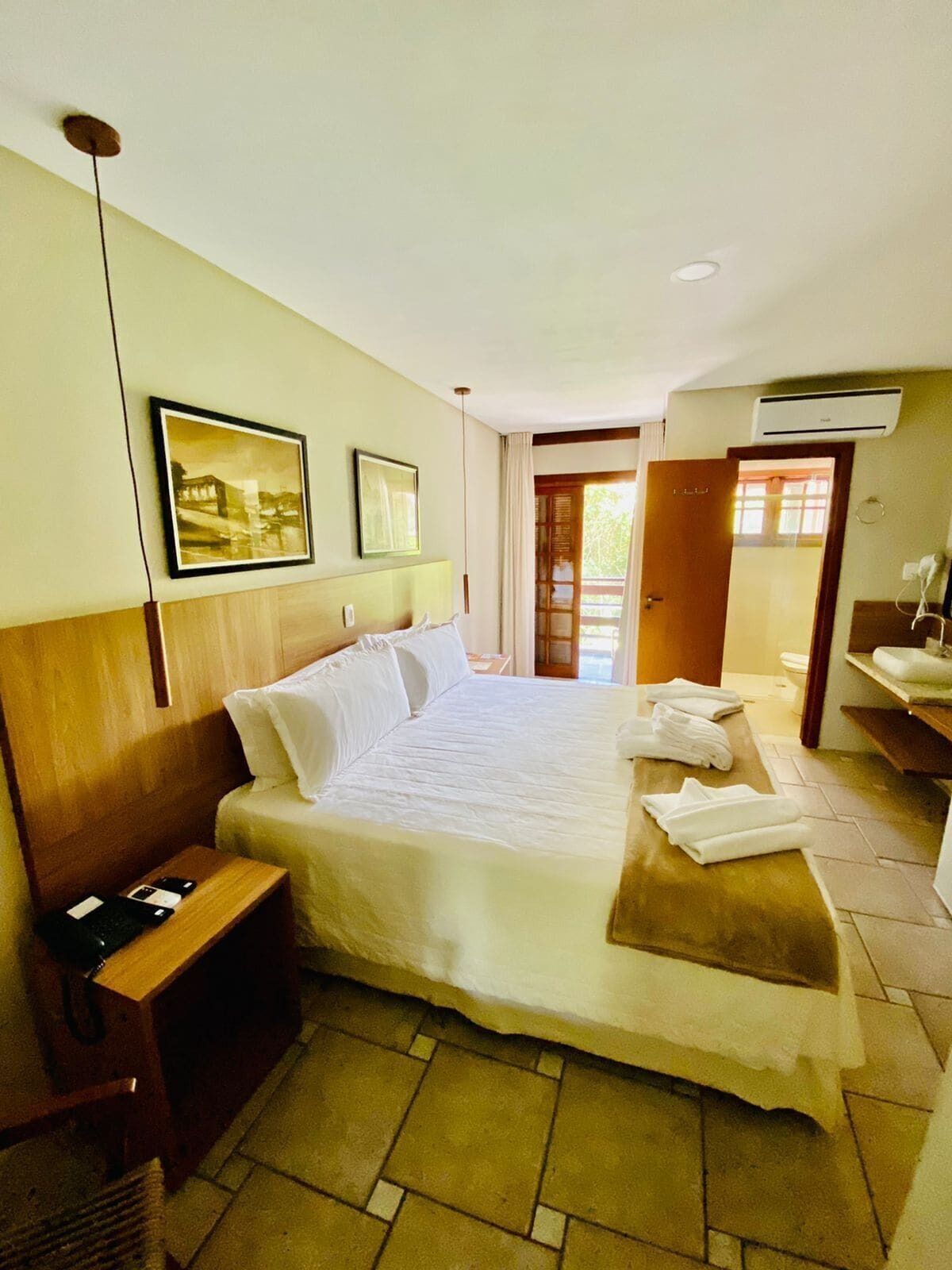Ropa de cama de alta calidad, colchones con pillow-top y minibar 
