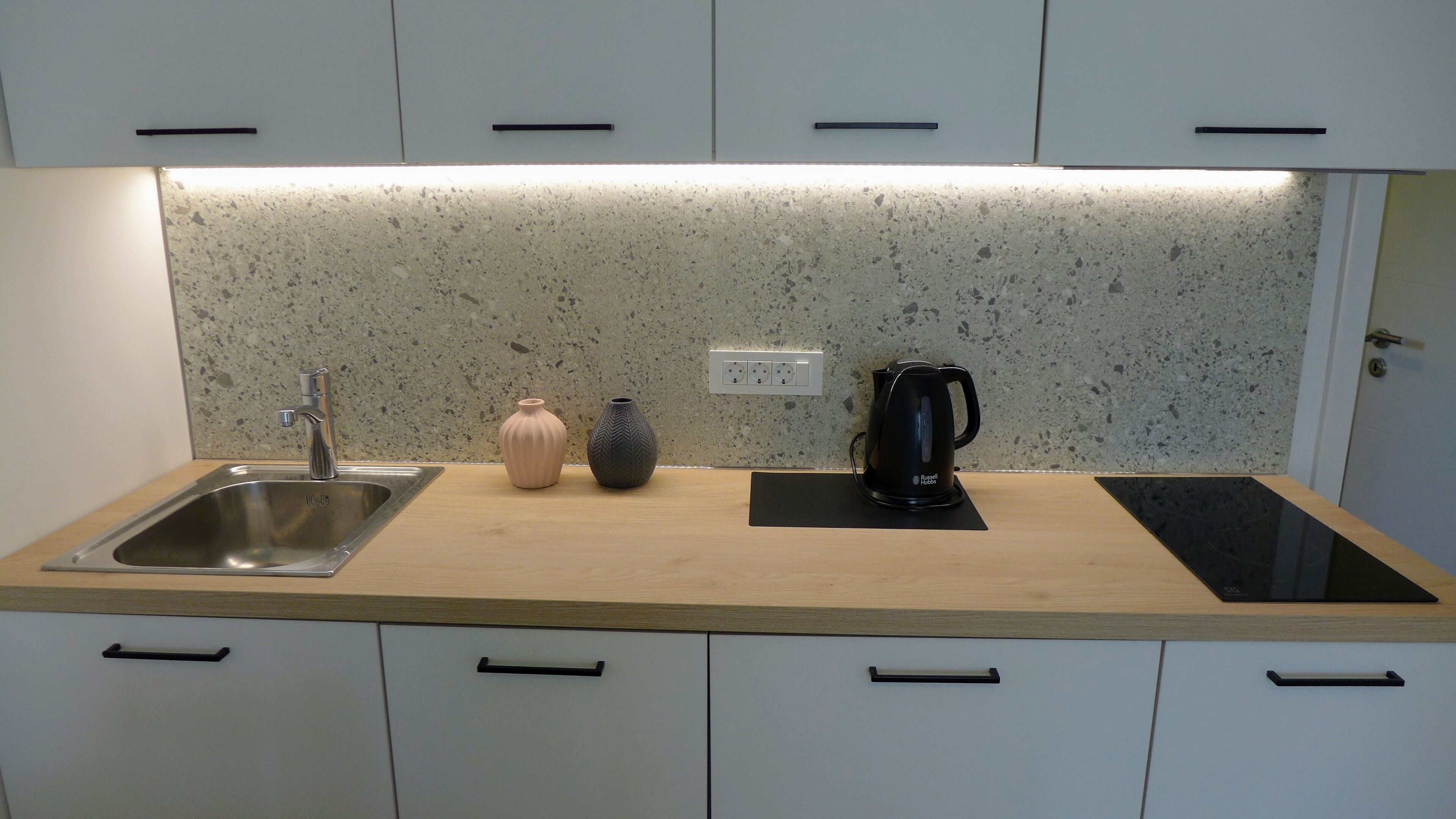 Kühlschrank, Herdplatte, Geschirrspüler, Wasserkocher