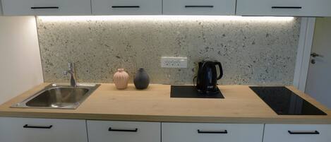 Kühlschrank, Herdplatte, Geschirrspüler, Wasserkocher