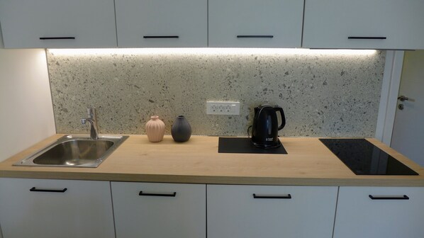 Kühlschrank, Herdplatte, Geschirrspüler, Wasserkocher