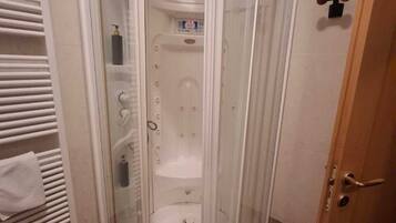 Doccia, asciugacapelli, bidet, sapone