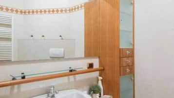 Douche, sĂšche-cheveux, bidet, savon