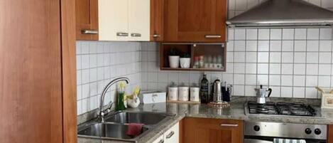 Réfrigérateur, four, plaque de cuisson, cafetière/bouilloire