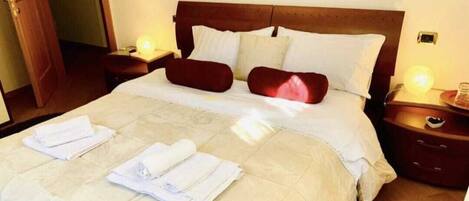 3 عدّة غرف نوم ومكواة/لوح كي وواي فاي مجانًا وملاءات أسرّة