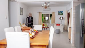 Apartemen | Dapur pribadi | Lemari es, microwave, oven, dan kompor