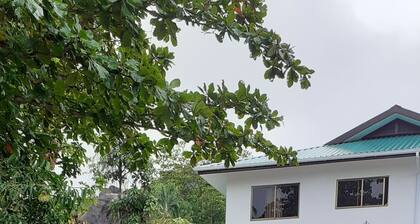 2-bed Apt, Sleeps 5, Near Beau Vallon Beach