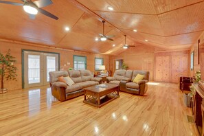 スマートテレビ、テレビゲーム、テーブルサッカー台、書庫