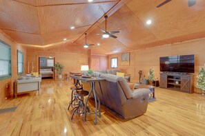 スマートテレビ、テレビゲーム、テーブルサッカー台、書庫