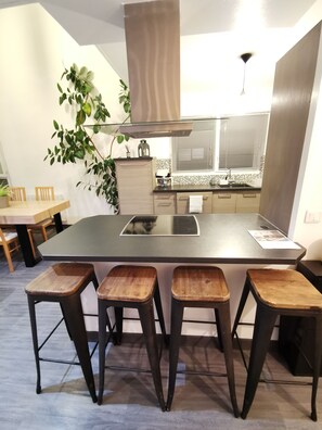 Réfrigérateur, micro-ondes, four, plaque de cuisson